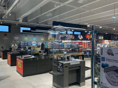 Locale commerciale a reddito in Strada di Settimo, 6 -  Torino