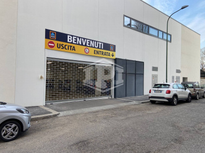 Locale commerciale a reddito in Strada di Settimo, 6 -  Torino
