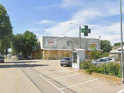 Locale commerciale in Via Nazionale, 67 Cambiano (TO)