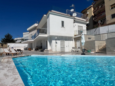 Villa con piscina in Via S. Francesco ai Gerolomini 34-36, Pozzuoli (NA)