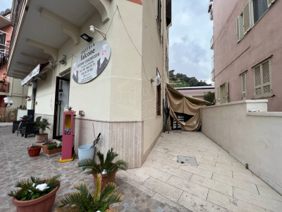 Locale Commerciale in Via N. Fasano 32, Pozzuoli (Na)