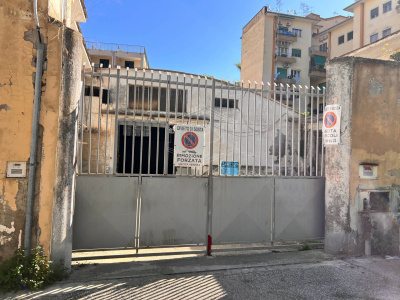 Capannoni e appartamento in Via Coriolano 9, Napoli (NA)