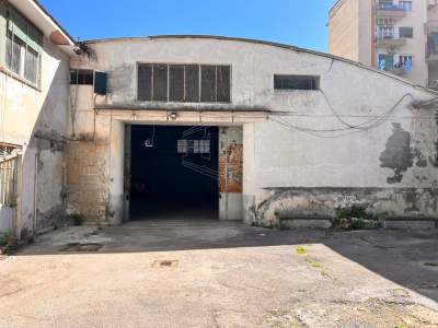 Capannoni e appartamento in Via Coriolano 9, Napoli (NA)