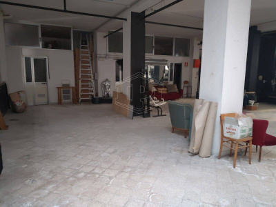 Locale in Via A. Telesino, Napoli (NA)