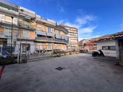 Locale Commerciale con area esterna in Via Vicinale Campanile 123, Napoli (NA)