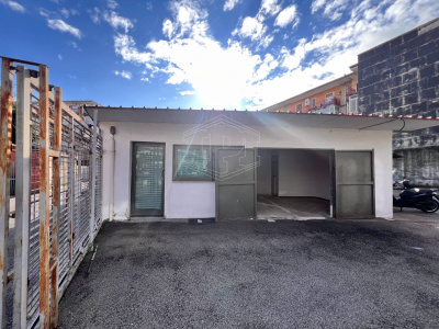 Locale Commerciale con area esterna in Via Vicinale Campanile 123, Napoli (NA)