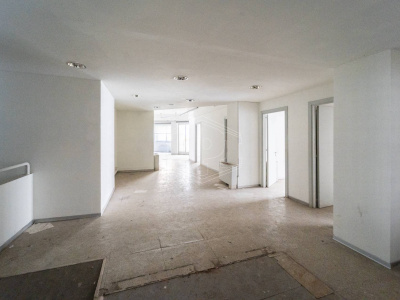 Ampio locale in Via A. Scarlatti 200, Napoli (NA)