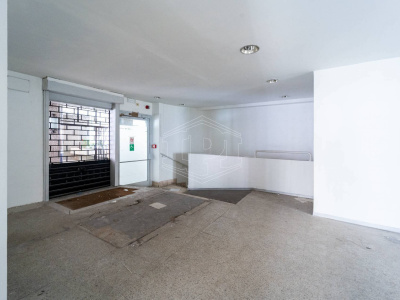 Ampio locale in Via A. Scarlatti 200, Napoli (NA)