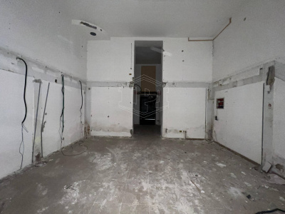 Ampio locale in Via Gaetano De Rosa, Bacoli (NA)