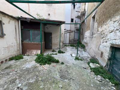 Ampio locale in Via Gaetano De Rosa, Bacoli (NA)