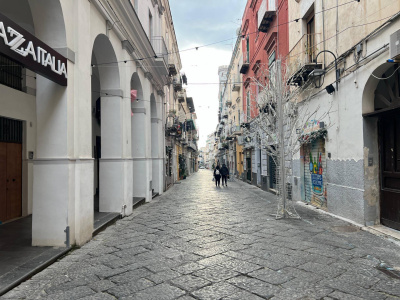 Ampio locale in Via Gaetano De Rosa, Bacoli (NA)