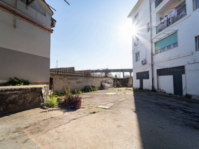 Edificio Commerciale in Via Leopoldo Tarantini 14, Napoli (NA)