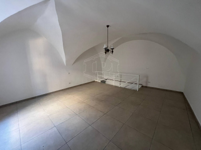 Bilocale parzialmente arredato in Via San Giacomo dei Capri 90, Napoli (NA)