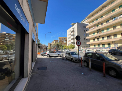 Ampio Locale Commerciale in Via Fuorigrotta 13-15, Napoli (NA)