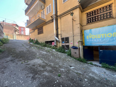 Ampio locale in Via Nuova Poggioreale 33, Napoli (NA)