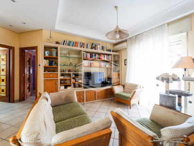 Quadrilocale con terrazzo in Via D. Carafa 58, Napoli (NA)