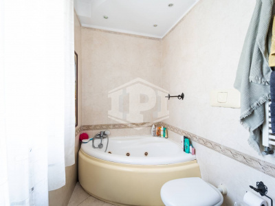 Quadrilocale con terrazzo in Via D. Carafa 58, Napoli (NA)