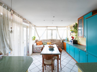 Quadrilocale con terrazzo in Via D. Carafa 58, Napoli (NA)