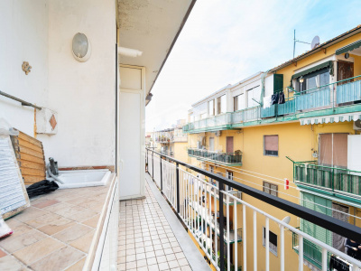 Quadrilocale con terrazzo in Via D. Carafa 58, Napoli (NA)