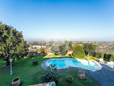 Villa con Box in Via Tre Piccioni 57, Pozzuoli (NA)