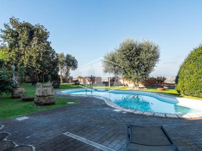 Villa con Box in Via Tre Piccioni 57, Pozzuoli (NA)