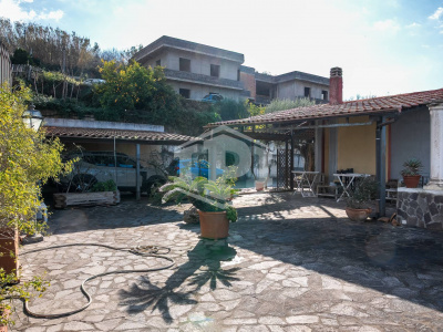 Villa con Box in Via Tre Piccioni 57, Pozzuoli (NA)