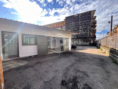 Locale Commerciale in Via Vicinale Campanile 123, Napoli (NA)