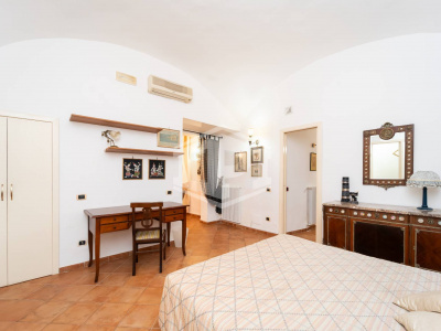 Ampio Bilocale in Via Monte di Dio 14, Napoli (NA)