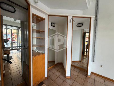 Locale commerciale in Via G. Leopardi 149, Napoli (NA)