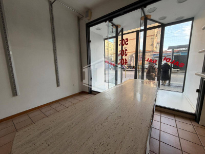 Locale commerciale in Via G. Leopardi 149, Napoli (NA)