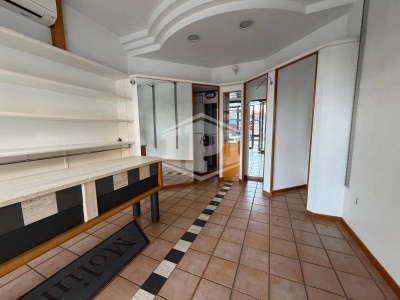 Locale commerciale in Via G. Leopardi 149, Napoli (NA)