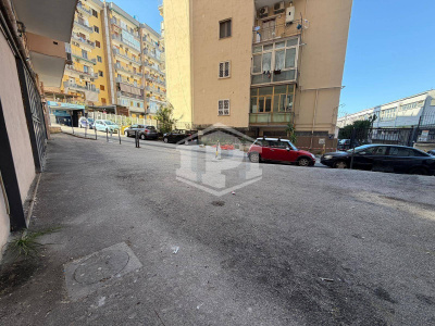 Ampio Locale in Via Consalvo 97, Napoli (NA)