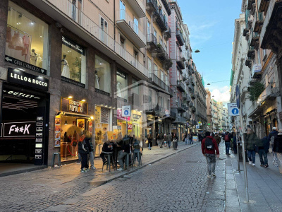 Ampio locale in Via Toledo, Napoli (NA)
