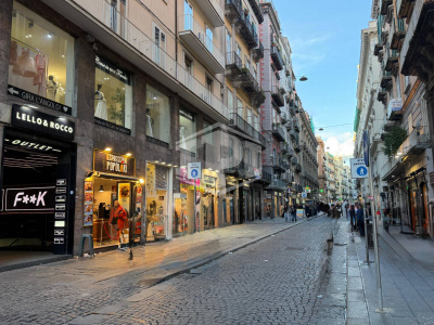 Ampio locale in Via Toledo, Napoli (NA)