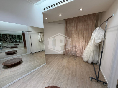 Ampio locale in Via Toledo, Napoli (NA)