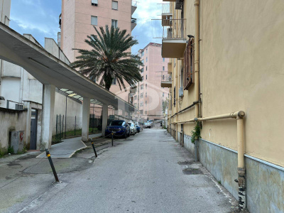 Ampio locale in Piazza Muzii 11, Napoli (NA)