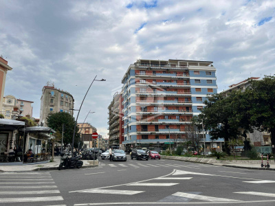 Ampio locale in Piazza Muzii 11, Napoli (NA)