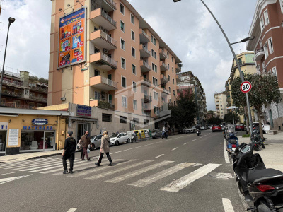 Ampio locale in Piazza Muzii 11, Napoli (NA)