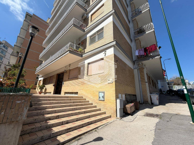 Ampio immobile adatto a vari usi in Parco San Poalo, Napoli (NA)