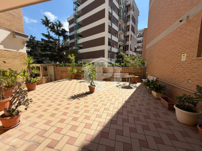 Ampio immobile adatto a vari usi in Parco San Poalo, Napoli (NA)