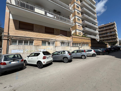 Ampio immobile adatto a vari usi in Parco San Poalo, Napoli (NA)