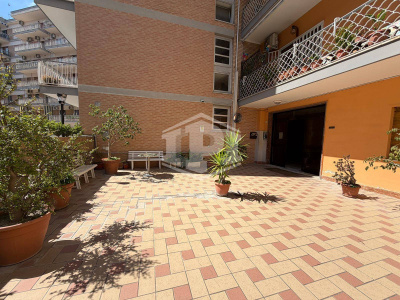 Ampio immobile adatto a vari usi in Parco San Poalo, Napoli (NA)