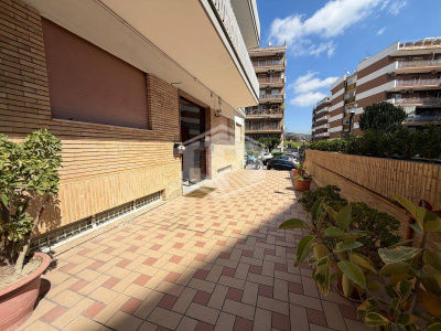 Ampio immobile adatto a vari usi in Parco San Poalo, Napoli (NA)