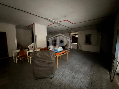 Ampio immobile adatto a vari usi in Parco San Poalo, Napoli (NA)