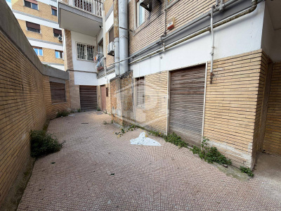 Ampio immobile adatto a vari usi in Parco San Poalo, Napoli (NA)