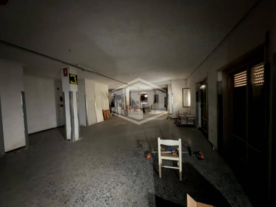 Ampio immobile adatto a vari usi in Parco San Poalo, Napoli (NA)