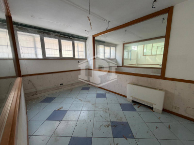 Ampio immobile adatto a vari usi in Parco San Poalo, Napoli (NA)