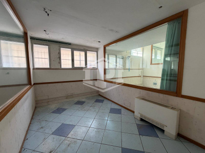 Ampio immobile adatto a vari usi in Parco San Poalo, Napoli (NA)