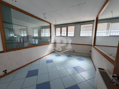 Ampio immobile adatto a vari usi in Parco San Poalo, Napoli (NA)