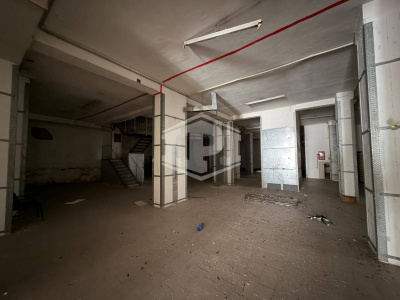 Ampio immobile adatto a vari usi in Parco San Poalo, Napoli (NA)